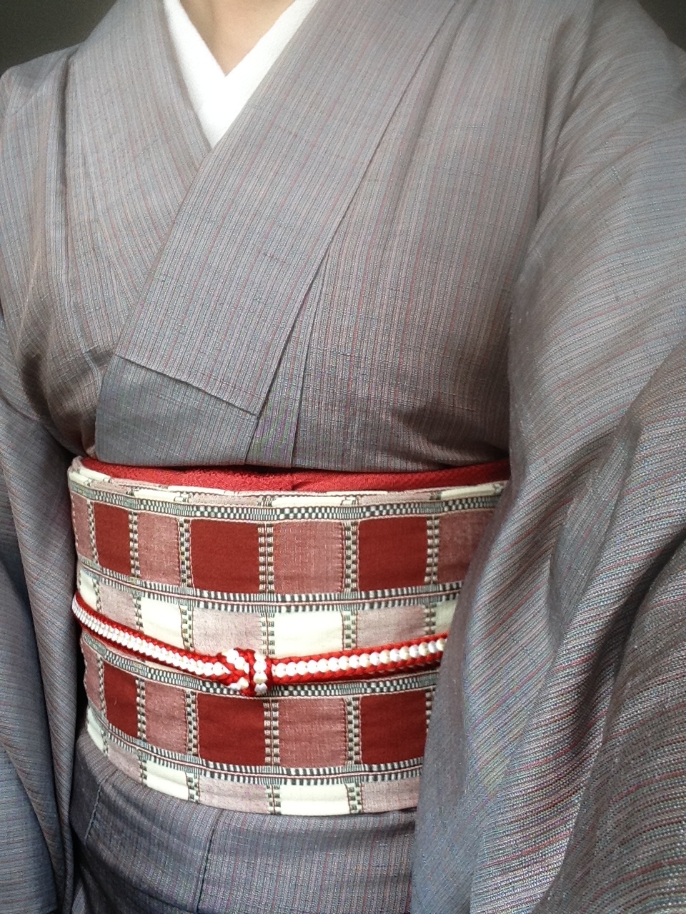 こんな着物コーディネイト…グレーの無地風紬に赤い市松の木綿帯 | 高橋美登里礼法きもの学院
