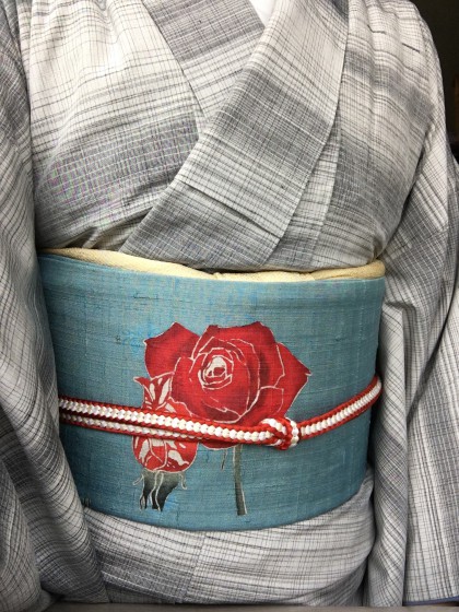 こんな着物コーディネート…白地の紬に薔薇の帯